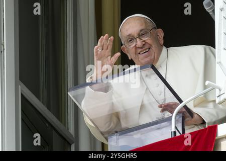 Città del Vaticano, Vaticano. 22 settembre 2024. **NO LIBRI** Italia, Roma, Vaticano, 2024/9/22. Papa Francesco dà la sua benedizione ai fedeli durante la preghiera dell'Angelus in Piazza San Pietro in Vaticano. Foto dei MEDIA VATICANI / Catholic Press Photo Credit: Independent Photo Agency Srl / Alamy Live News Foto Stock