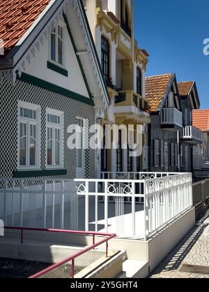 Costa Nova, Portogallo - 30 maggio 2024: Vista delle tradizionali case colorate nel villaggio di Costa Nova, a Ilhavo, Portogallo. Foto Stock