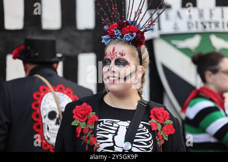 Mayfield, Sussex, Regno Unito. 21 settembre 2024. La folla affluì a Mayfield per l'annuale Carnevale e la processione delle torce. La Mayfield Bonfire Society ha tenuto un carnevale quasi ogni anno per quasi un secolo tranne durante i periodi di guerra, tifo e Covid. Dopo Lewes si ritiene che tp sia la più lunga nel Sussex. Il tempo resistette fino all'ultima processione, quando il cielo si aprì. Credito : Monica Wells/Alamy Live News Foto Stock