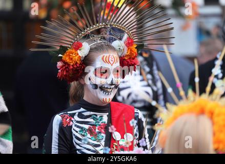 Mayfield, Sussex, Regno Unito. 21 settembre 2024. La folla affluì a Mayfield per l'annuale Carnevale e la processione delle torce. La Mayfield Bonfire Society ha tenuto un carnevale quasi ogni anno per quasi un secolo tranne durante i periodi di guerra, tifo e Covid. Dopo Lewes si ritiene che tp sia la più lunga nel Sussex. Il tempo resistette fino all'ultima processione, quando il cielo si aprì. Credito : Monica Wells/Alamy Live News Foto Stock