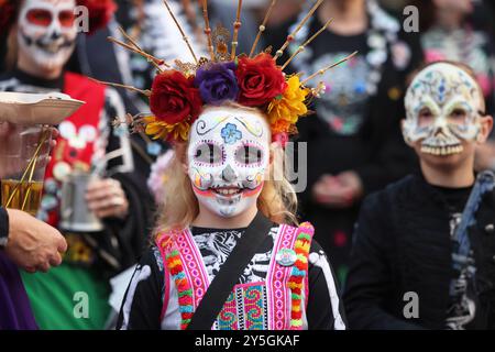 Mayfield, Sussex, Regno Unito. 21 settembre 2024. La folla affluì a Mayfield per l'annuale Carnevale e la processione delle torce. La Mayfield Bonfire Society ha tenuto un carnevale quasi ogni anno per quasi un secolo tranne durante i periodi di guerra, tifo e Covid. Dopo Lewes si ritiene che tp sia la più lunga nel Sussex. Il tempo resistette fino all'ultima processione, quando il cielo si aprì. Credito : Monica Wells/Alamy Live News Foto Stock