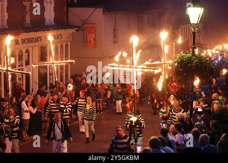 Mayfield, Sussex, Regno Unito. 21 settembre 2024. La folla affluì a Mayfield per l'annuale Carnevale e la processione delle torce. La Mayfield Bonfire Society ha tenuto un carnevale quasi ogni anno per quasi un secolo tranne durante i periodi di guerra, tifo e Covid. Dopo Lewes si ritiene che tp sia la più lunga nel Sussex. Il tempo resistette fino all'ultima processione, quando il cielo si aprì. Credito : Monica Wells/Alamy Live News Foto Stock