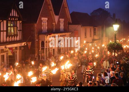 Mayfield, Sussex, Regno Unito. 21 settembre 2024. La folla affluì a Mayfield per l'annuale Carnevale e la processione delle torce. La Mayfield Bonfire Society ha tenuto un carnevale quasi ogni anno per quasi un secolo tranne durante i periodi di guerra, tifo e Covid. Dopo Lewes si ritiene che tp sia la più lunga nel Sussex. Il tempo resistette fino all'ultima processione, quando il cielo si aprì. Credito : Monica Wells/Alamy Live News Foto Stock