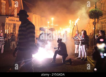 Mayfield, Sussex, Regno Unito. 21 settembre 2024. La folla affluì a Mayfield per l'annuale Carnevale e la processione delle torce. La Mayfield Bonfire Society ha tenuto un carnevale quasi ogni anno per quasi un secolo tranne durante i periodi di guerra, tifo e Covid. Dopo Lewes si ritiene che tp sia la più lunga nel Sussex. Il tempo resistette fino all'ultima processione, quando il cielo si aprì. Credito : Monica Wells/Alamy Live News Foto Stock