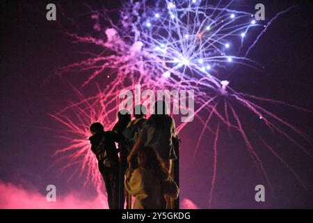 Mayfield, Sussex, Regno Unito. 21 settembre 2024. La folla affluì a Mayfield per l'annuale Carnevale e la processione delle torce. La Mayfield Bonfire Society ha tenuto un carnevale quasi ogni anno per quasi un secolo tranne durante i periodi di guerra, tifo e Covid. Dopo Lewes si ritiene che tp sia la più lunga nel Sussex. Il tempo resistette fino all'ultima processione, quando il cielo si aprì. Credito : Monica Wells/Alamy Live News Foto Stock