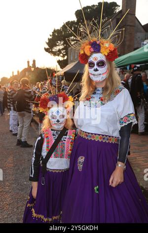 Mayfield, Sussex, Regno Unito. 21 settembre 2024. La folla affluì a Mayfield per l'annuale Carnevale e la processione delle torce. La Mayfield Bonfire Society ha tenuto un carnevale quasi ogni anno per quasi un secolo tranne durante i periodi di guerra, tifo e Covid. Dopo Lewes si ritiene che tp sia la più lunga nel Sussex. Il tempo resistette fino all'ultima processione, quando il cielo si aprì. Credito : Monica Wells/Alamy Live News Foto Stock