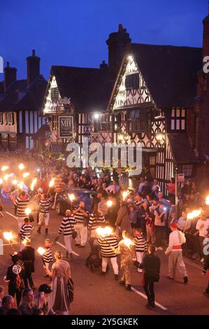 Mayfield, Sussex, Regno Unito. 21 settembre 2024. La folla affluì a Mayfield per l'annuale Carnevale e la processione delle torce. La Mayfield Bonfire Society ha tenuto un carnevale quasi ogni anno per quasi un secolo tranne durante i periodi di guerra, tifo e Covid. Dopo Lewes si ritiene che tp sia la più lunga nel Sussex. Il tempo resistette fino all'ultima processione, quando il cielo si aprì. Credito : Monica Wells/Alamy Live News Foto Stock