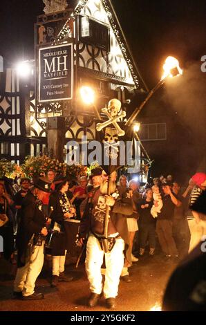 Mayfield, Sussex, Regno Unito. 21 settembre 2024. La folla affluì a Mayfield per l'annuale Carnevale e la processione delle torce. La Mayfield Bonfire Society ha tenuto un carnevale quasi ogni anno per quasi un secolo tranne durante i periodi di guerra, tifo e Covid. Dopo Lewes si ritiene che tp sia la più lunga nel Sussex. Il tempo resistette fino all'ultima processione, quando il cielo si aprì. Credito : Monica Wells/Alamy Live News Foto Stock