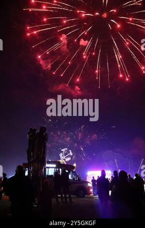 Mayfield, Sussex, Regno Unito. 21 settembre 2024. La folla affluì a Mayfield per l'annuale Carnevale e la processione delle torce. La Mayfield Bonfire Society ha tenuto un carnevale quasi ogni anno per quasi un secolo tranne durante i periodi di guerra, tifo e Covid. Dopo Lewes si ritiene che tp sia la più lunga nel Sussex. Il tempo resistette fino all'ultima processione, quando il cielo si aprì. Credito : Monica Wells/Alamy Live News Foto Stock