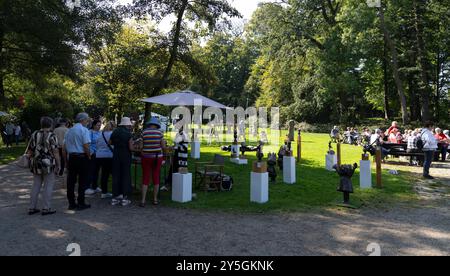 Art of Eden Schloss Moyland Der Kunstmarkt ART OF EDEN, auf dem Gelände von Schloss Moyland. Kleve Bedburg-Hau Deutschland Nordrhein-Westfalen / NRW *** Art of Eden Schloss Moyland l'ARTE DEL mercato d'arte EDEN, sul terreno di Schloss Moyland Kleve Bedburg Hau Germania Renania settentrionale-Vestfalia NRW Foto Stock