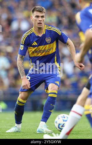 Buenos Aires, Argentina. 21 settembre 2024. Kevin Zenon, centrocampista del Boca Juniors, guarda durante la partita "Cesar Luis Menotti" contro il River Plate 2024 allo stadio la Bombonera di Buenos Aires, il 21 settembre 2024. Crediti: Alejandro Pagni/Alamy Live News Foto Stock