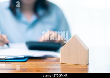 Investire in immobili spesso comporta la garanzia di un mutuo ipotecario per una casa, bilanciando il potenziale di crescita con la decisione di affittare o acquistare es Foto Stock