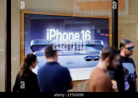 Ein Apple Store di Köln. Kunden stehen an, um ihre Hände an das neue iPhone 16 legen zu können. Eine Werbung für das neue iPhone 16 ist zu sehen. Themenbild, Symbolbild Köln, 21.09.2024 NRW Deutschland *** un Apple Store a Colonia i clienti fanno la fila per mettere le mani sul nuovo iPhone 16 viene visto un annuncio per il nuovo iPhone 16 immagine a tema, immagine simbolica Colonia, 21 09 2024 NRW Germania Copyright: XChristophxHardtx Foto Stock