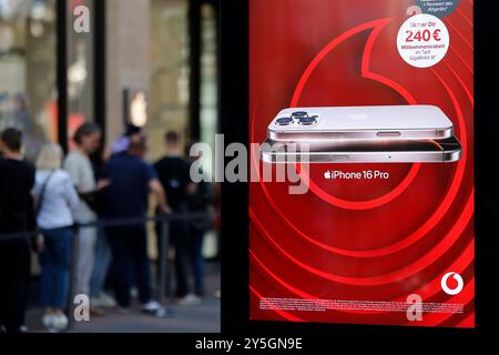 Ein Apple Store di Köln. Kunden stehen an, um ihre Hände an das neue iPhone 16 legen zu können. Eine Werbung von Vodafone für einen Vertrag mit dem neuen iPhone 16 Pro ist vor dem Laden zu sehen. Themenbild, Symbolbild Köln, 21.09.2024 NRW Deutschland *** un Apple Store a Colonia clienti in fila per mettere le mani sul nuovo iPhone 16 un annuncio di Vodafone per un contratto con il nuovo iPhone 16 Pro può essere visto fuori dal negozio immagine a tema, immagine simbolica Colonia, 21 09 2024 NRW Germania Copyright: XChristophxHardtx Foto Stock