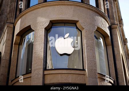 Ein Apple Store di Köln. Kunden stehen an, um ihre Hände an das neue iPhone 16 legen zu können. DAS Apple-Logo ist zu sehen. Themenbild, Symbolbild Köln, 21.09.2024 NRW Deutschland *** un Apple Store a Colonia i clienti si allineano per mettere le mani sul nuovo iPhone 16 il logo Apple può essere visto immagine a tema, immagine simbolica Colonia, 21 09 2024 NRW Germania Copyright: XChristophxHardtx Foto Stock