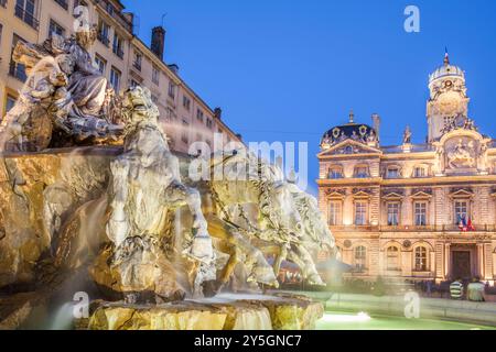 Fountaine Bartholdi e l' Hotel de Ville in Place des Terreaux a Lione, Rhône, Francia Foto Stock