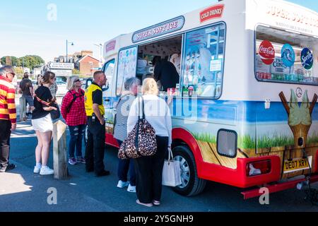 Gelateria che serve gli adulti sul mare in una giornata di sole Foto Stock