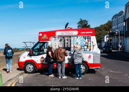 Gelateria che serve gli adulti sul mare in una giornata di sole Foto Stock