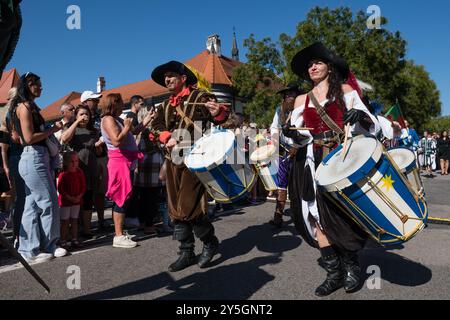 PEZINOK, SLOVACCHIA - 22 settembre 2024: Processione allegorica come parte della tradizionale festa del ringraziamento per la raccolta del vino e sfilata in costume a Pezinok Foto Stock