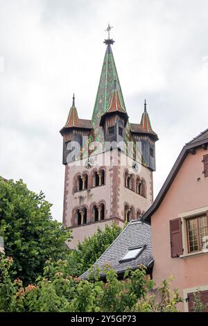 Chiesa di Saint-Georges a Châtenois costruita nel 1759 in stile romanico sotto un cielo bianco Foto Stock