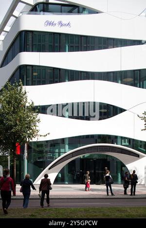 Berlino, Germania, 24 luglio 2009, le persone si riuniscono fuori il otto Bock Science Center, un moderno edificio di tecnologia medica, in Ebert Street a Berlino, GE Foto Stock