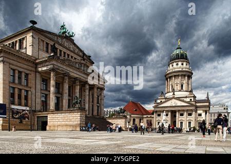 Berlino, Germania, 24 luglio 2009, piazza Gendarmenmarkt a Berlino ospita l'imponente Konzerthaus e l'elegante Französische Dom in mezzo a un drammatico spettacolo Foto Stock