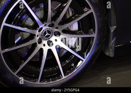 Poznaz, Polonia. 8 aprile 2022. Ruota in lega Mercedes AMG in esposizione Foto Stock