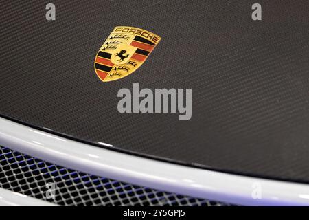 Poznan, Polonia. 8 aprile 2022. Primo piano del logo Porsche sulla cappa dell'auto Foto Stock