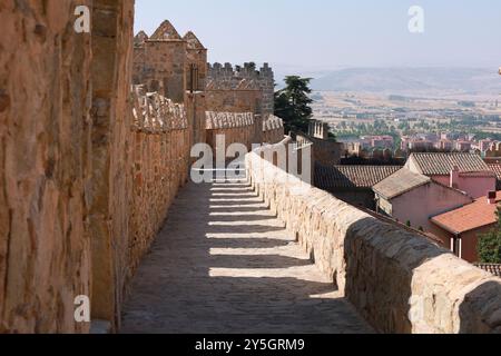 Le maestose mura e le vedute della città di Avila dalla cima Foto Stock