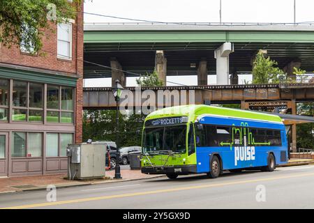 Un autobus verde e blu sta percorrendo una strada. Il bus è etichettato con la parola "Pulse" sul lato. Richmond, Virginia. STATI UNITI Foto Stock