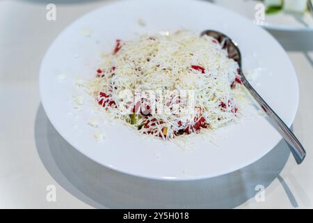 Insalata macedone Shopska – delizia servita al momento Foto Stock