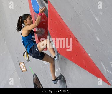 Praga, Repubblica Ceca. 22 settembre 2024. Coppa del mondo di arrampicata sportiva (Boulder), semifinali femminili, a Praga, Repubblica Ceca, 22 settembre, 2024. Mao Nakamura dal Giappone. Crediti: Michal Krumphanzl/CTK Photo/Alamy Live News Foto Stock