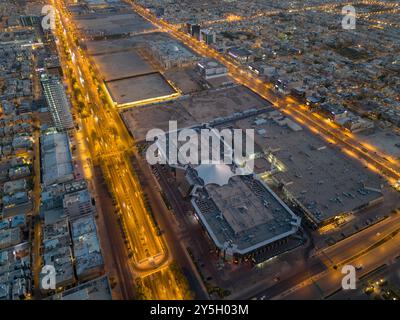 Un drone ha sparato in volo. Arabia Saudita. Riyad. Torre del Regno. Tramonto. Sera. Foto Stock