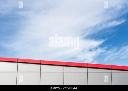 Cloudy Sky sopra i moderni Red e Silver Urban Rooftop Architecture: Minimalismo e spazio negativo Foto Stock