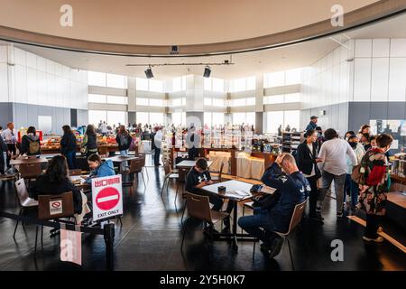 Interno della piattaforma di osservazione dell'edificio del governo metropolitano di Tokyo a Shinjuku. I turisti siedono ai tavoli nella piccola area caffe'. Foto Stock