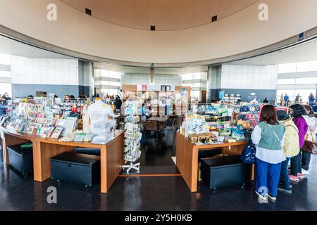 Interno della piattaforma di osservazione dell'edificio del governo metropolitano di Tokyo a Shinjuku. I turisti fanno shopping nel negozio circolare di souvenir Foto Stock