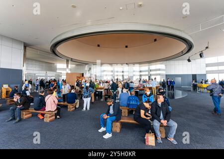 Interno della piattaforma di osservazione dell'edificio del governo metropolitano di Tokyo a Shinjuku. I turisti seduti sulle panchine nella piccola area relax con posti a sedere Foto Stock