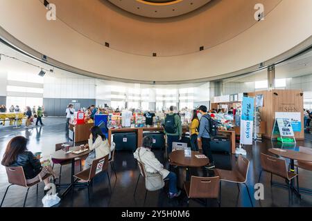 Interno della piattaforma di osservazione dell'edificio del governo metropolitano di Tokyo a Shinjuku. I turisti siedono ai tavoli nella piccola area caffe'. Foto Stock