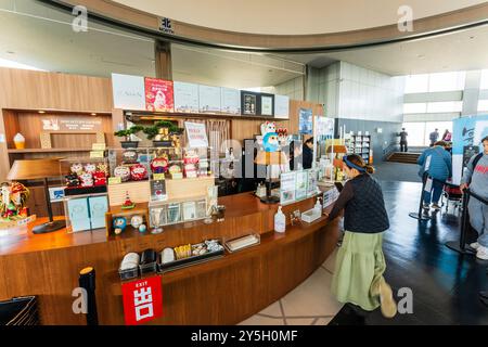 Interno della piattaforma di osservazione dell'edificio del governo metropolitano di Tokyo a Shinjuku. Il banco del cibo del piccolo caffè Foto Stock