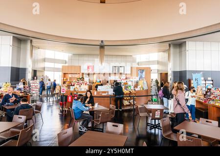 Interno della piattaforma di osservazione dell'edificio del governo metropolitano di Tokyo a Shinjuku. I turisti siedono ai tavoli nella piccola area caffe'. Foto Stock