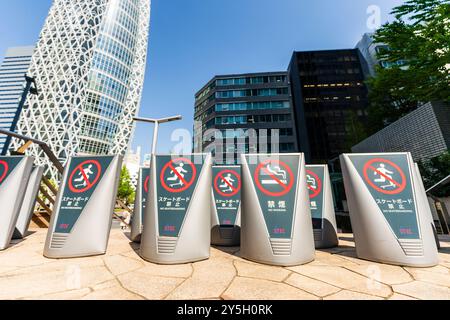 I dissuasori sono stati disposti a proibire il fumo e lo skateboard in una piccola piazza vicino all'edificio Tokyo Mode Gakuen. Foto Stock