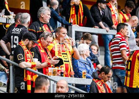 Mechelen, Belgio. 22 settembre 2024. I tifosi di Mechelen nella foto prima di una partita di calcio tra KV Mechelen e Cercle Brugge, domenica 22 settembre 2024 a Mechelen, il giorno 8 della stagione 2024-2025 della prima divisione del campionato belga 'Jupiler Pro League'. BELGA PHOTO TOM GOYVAERTS credito: Belga News Agency/Alamy Live News Foto Stock