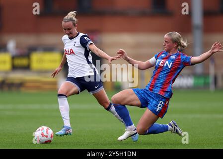 Martha Thomas (a sinistra) del Tottenham Hotspur e Aimee Everett del Crystal Palace si battono per il pallone durante il Barclays Women's Super League Match a Brisbane Road, Londra. Data foto: Domenica 22 settembre 2024. Foto Stock