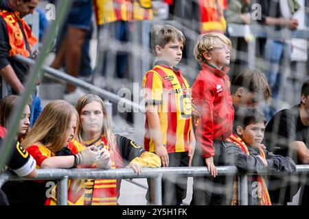 Mechelen, Belgio. 22 settembre 2024. I tifosi di Mechelen nella foto prima di una partita di calcio tra KV Mechelen e Cercle Brugge, domenica 22 settembre 2024 a Mechelen, il giorno 8 della stagione 2024-2025 della prima divisione del campionato belga 'Jupiler Pro League'. BELGA PHOTO TOM GOYVAERTS credito: Belga News Agency/Alamy Live News Foto Stock