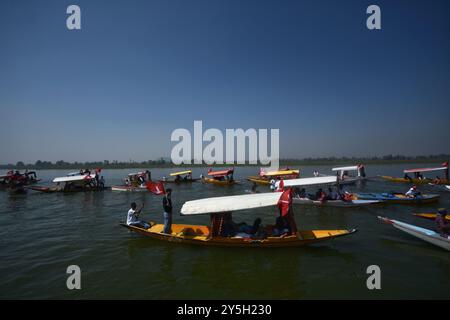 Srinagar, India. 22 settembre 2024. I sostenitori di Omar Abdullah, il leader della Conferenza Nazionale di Jammu e Kashmir (JKNC), fanno un giro in barca nel lago dal mentre partecipano a una campagna elettorale a Srinagar il 22 settembre 2024, in vista della seconda fase di votazione durante le elezioni di assemblea. (Foto di Mubashir Hassan/Pacific Press) credito: Pacific Press Media Production Corp./Alamy Live News Foto Stock