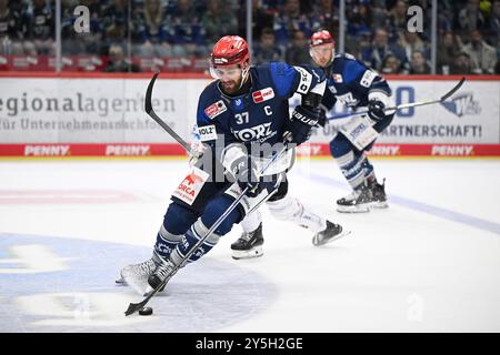 Thomas Larkin (Schwenninger Wild Wings #37) Schwenninger Wild Wings gegen Pinguins Bremerhaven, Eishockey, DEL, Spieltag 1, Saison 2024/2025, 22.09.2024 foto: Eibner-Pressefoto/Sven Laegler Foto Stock