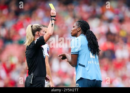 Londra, Regno Unito. 22 settembre 2024. Khadija Shaw di Manchester City ha mostrato un cartellino giallo durante la partita di fa Women's Super League Arsenal Women vs Manchester City Women all'Emirates Stadium di Londra, Regno Unito, 22 settembre 2024 (foto di Izzy Poles/News Images) a Londra, Regno Unito il 22 settembre 2024. (Foto di Izzy Poles/News Images/Sipa USA) credito: SIPA USA/Alamy Live News Foto Stock