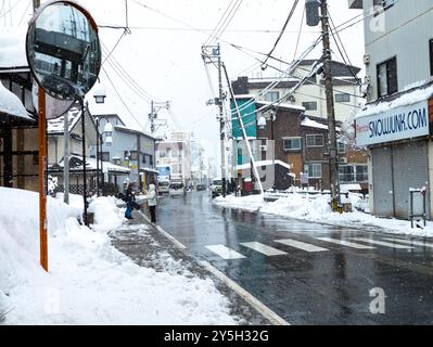 Nevicata fresca e pesante nella località sciistica giapponese di Yuzawa Foto Stock