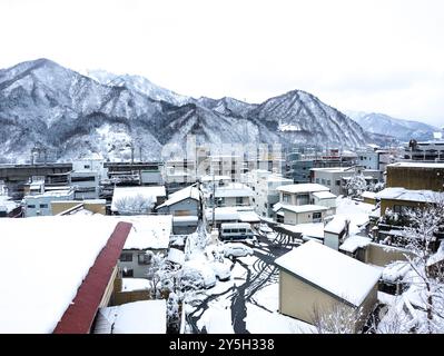 Nevicata fresca e pesante nella località sciistica giapponese di Yuzawa Foto Stock