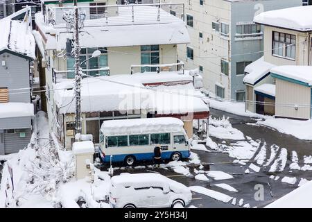 Nevicata fresca e pesante nella località sciistica giapponese di Yuzawa Foto Stock